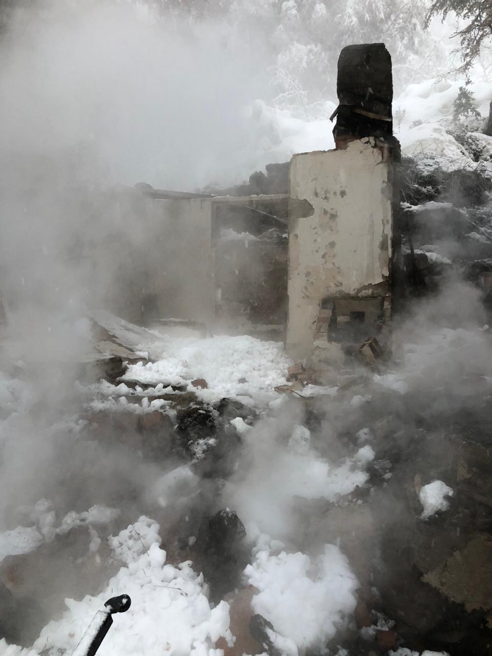 El refugio se incendió en medio de la nevada. Foto: gentileza