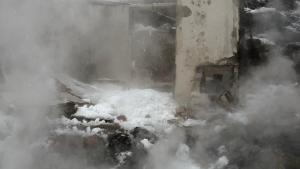 En medio de la nevada, se incendió el refugio Pichi Ruca en el cerro Otto