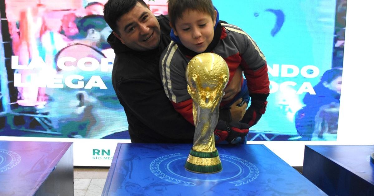 ¡Mirá qué belleza!: la Copa del Mundo que Messi levantó en Qatar hoy está en Neuquén: cuándo llega a Cipolletti thumbnail