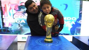 En Roca comienza la recorrida de la Copa del Mundo que Messi levantó en Qatar