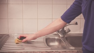 Empleadas domésticas: cómo debe ser la jornada laboral y cómo se liquidan las horas extras