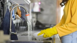 Empleadas domésticas: qué es el salario mínimo y cómo se aplica a las categorías de trabajo