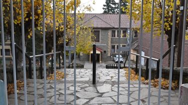 Los chicos de la escuela 16 llevan dos días sin clases y seguirán así hasta nuevo aviso, por deficiencias de la caldera. (foto Alfredo Leiva)