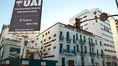Una estudiante cayó de un piso 11 en San Telmo: tiene múltiples fracturas en las piernas (Foto: gentileza Noticias Argentinas)
