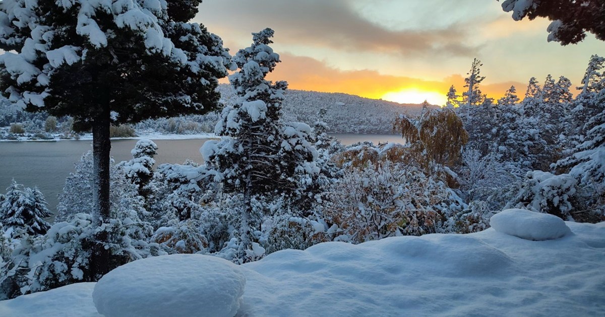 Impresionante nevada en otoño: así amaneció Bariloche hoy thumbnail