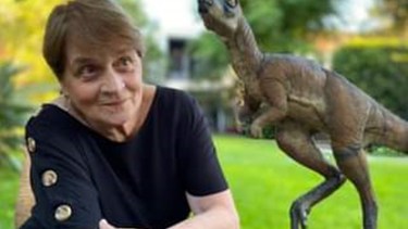 La paleontóloga argentina Zulma Brandoni de Gasparini con una réplica del dinosaurio que lleva su nombre/ Jorge González