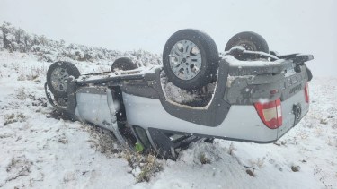 Impactante vuelco en Piedra del Águila sobre la Ruta 237