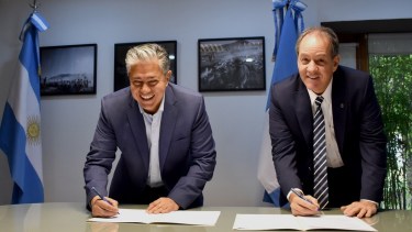 Figueroa firmó con Pluspetrol un aporte para el plan de becas. Foto: gentileza.