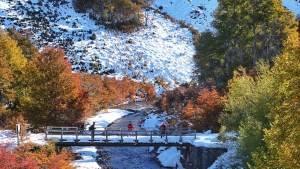 El trekking más lindo: las lagunas de Epulauquen rodeadas de nieve y los mágicos colores del otoño en el norte neuquino