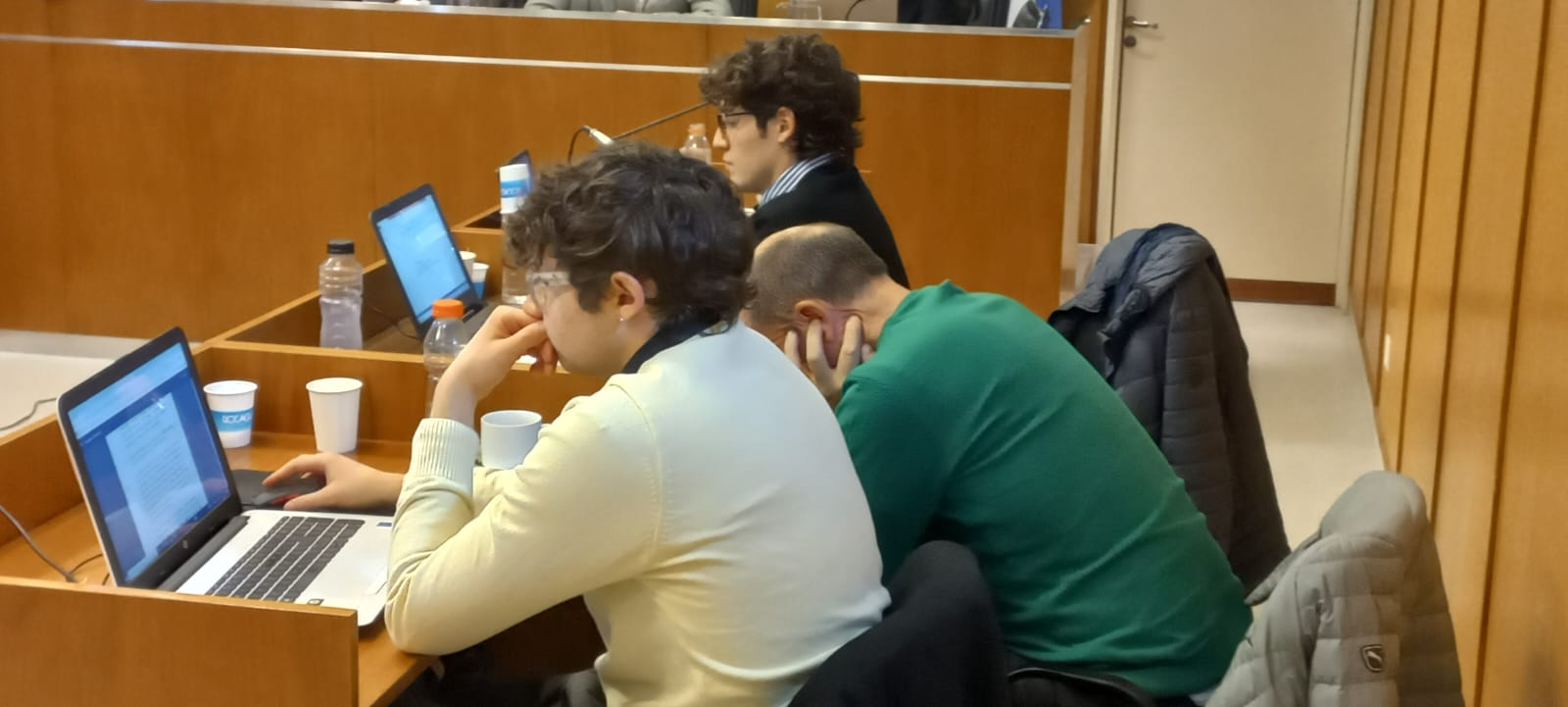 Gatti, de pullover verde, mantuvo la cabeza gacha al escuchar la descripción de los videos de parte de la fiscal Echegaray. foto: Luis Leiva.