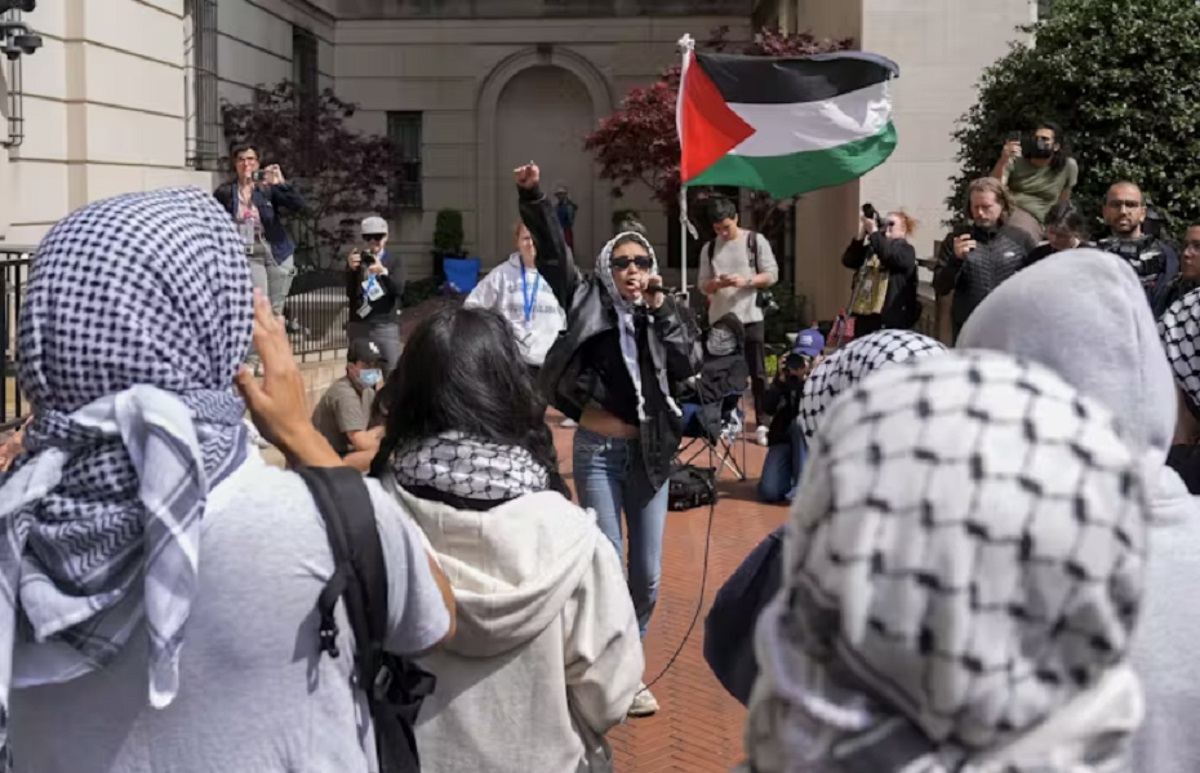 Estudiantes de la Universidad de Columbia expresan su solidaridad con los palestinos en una protesta el 30 de abril de 2024. Mary Altaffer-Pool/Getty Images.