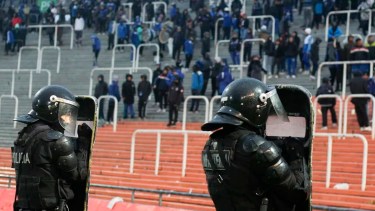 Los incidentes entre los hinchas de Godoy Cruz y la policía que obligaron a la suspensión del partido ante San Lorenzo.