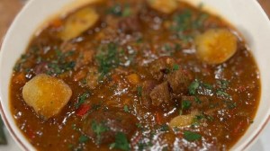 Platazo para compartir con familia o amigos: guiso con carne y papines