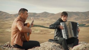 Video | De Neuquén al país: la original versión del himno nacional de dos músicos de Junín de los Andes