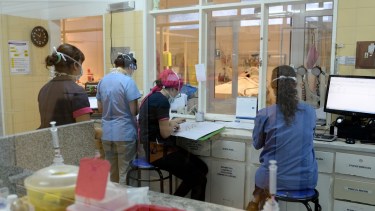 El paciente está internado en el hospital Ramón Carrillo. Foto archivo