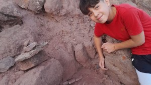 Tiene 12 años y encontró un dinosaurio en el patio de su abuelo en Añelo: «Vi una costilla»
