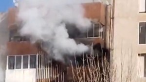 VIDEO | Incendio en un edificio de Cinco Saltos: desalojaron a los vecinos de la torre