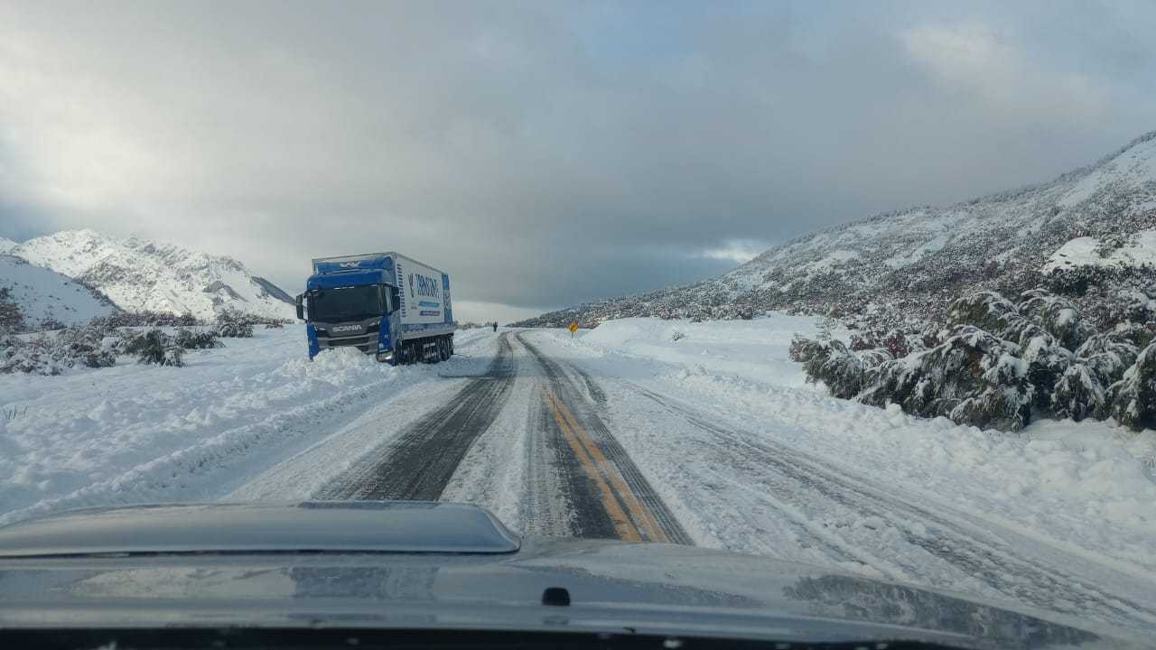 La Ruta 40 fue habilitada luego de que Vialidad Nacional despejara la nieve. Foto: Gentileza.-