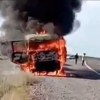 Imagen de Impactante: un camión se prendió fuego sobre Ruta 22 en Chichinales