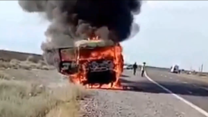 Impactante: un camión se prendió fuego sobre Ruta 22 en Chichinales