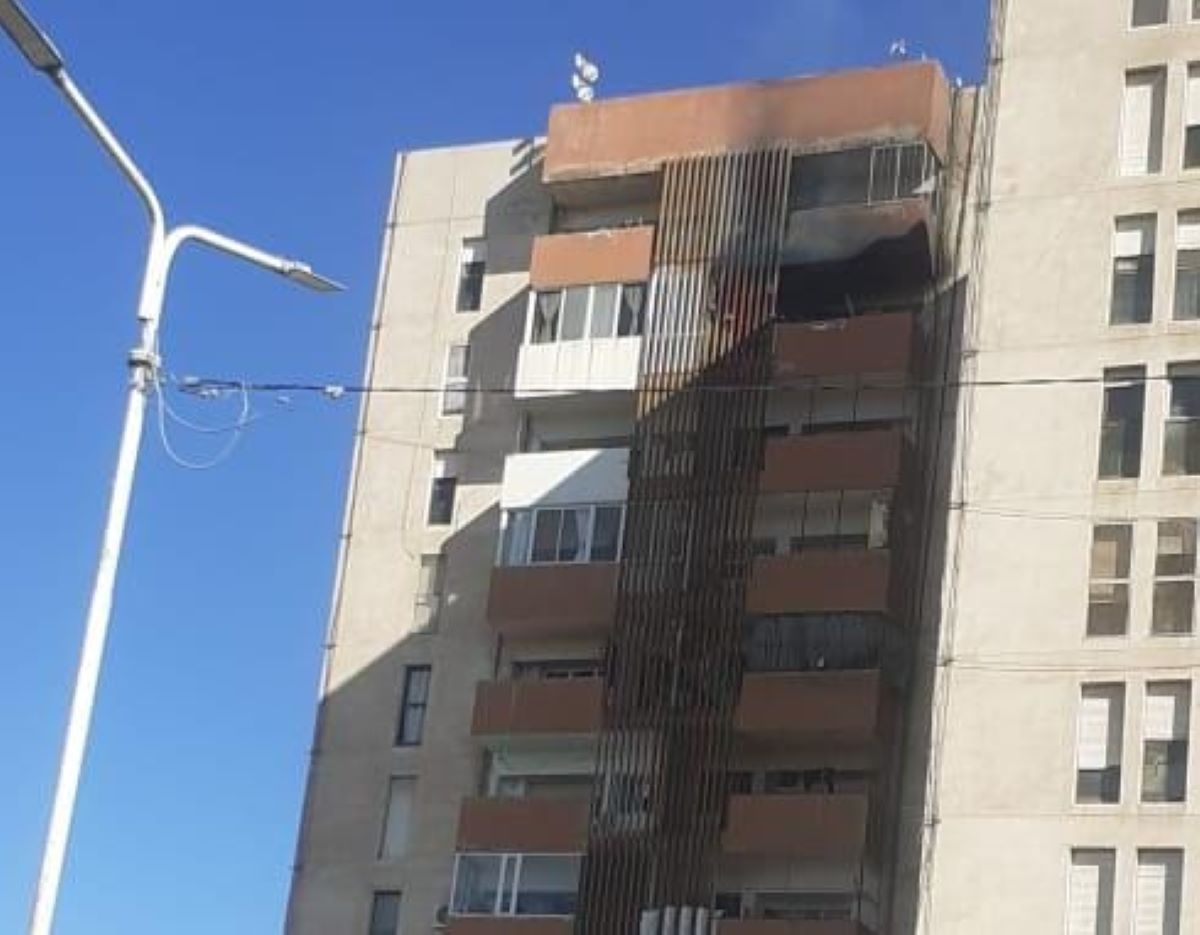VIDEO | Incendio en un edificio de Cinco Saltos: desalojaron a los vecinos de la torre