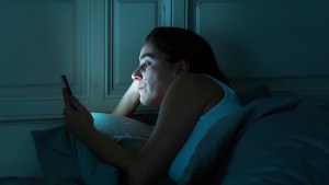 Por qué hay que alejarse de las pantallas antes de dormir