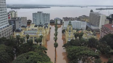 La ciudad de San Pablo y una vista aérea de un sector inundado por fuertes lluvias. Foto AP