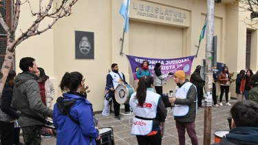 Sitrajur se manifestó en la puerta de la Legislatura. Foto: Marcelo Ochoa.