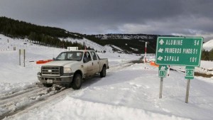 Avanza la nieve en Neuquén: una importante ruta provincial está cortada y trabajan en el despeje