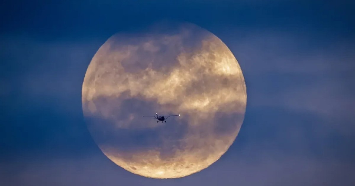 La Luna alcanza su apogeo este viernes: por qué sucede y cómo se verá en el cielo thumbnail