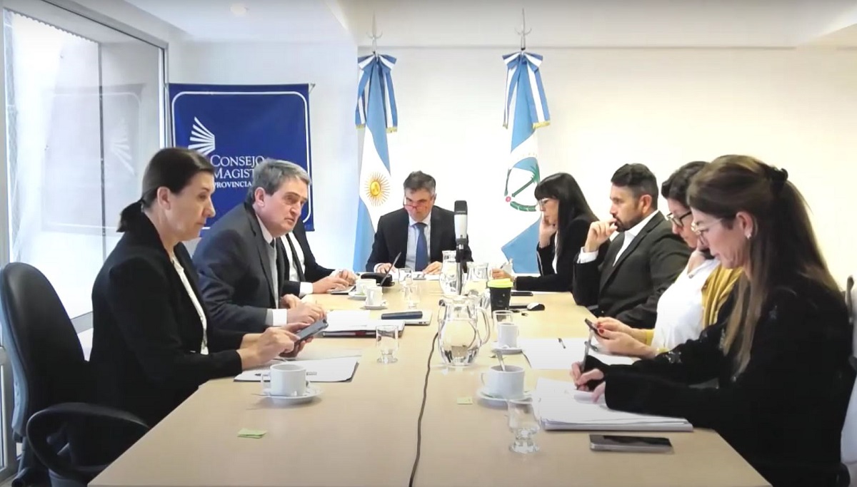 El consejero Vidal propuso contratar asesoramiento legal, con aval del pleno. (Captura de video)