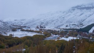 Iba por una hermosa ruta de la Patagonia, empezó a nevar y filmó esta maravilla en el norte de Neuquén