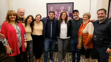 Juan Martín y la vicepresidenta electa Flavia Boschi festejando con dirigentes y militantes del PRO de Cipolletti. Foto: Gentileza