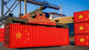 Al revés que Argentina, Estados Unidos protege su industria y sube fuertemente los aranceles a productos chinos