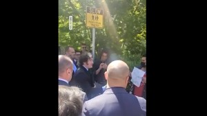 Video: Milei encaró a manifestantes en Stanford que lo tildaron de “fascista”