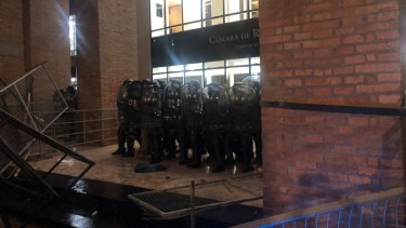 Un grupo de manifestantes intentó ingresar a la Legislatura y hubo tensión. 
