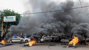 La tensión social no cede en Misiones. Se cumple más de una semana de acampe policial y docente. Foto Noticias Argentinas. 