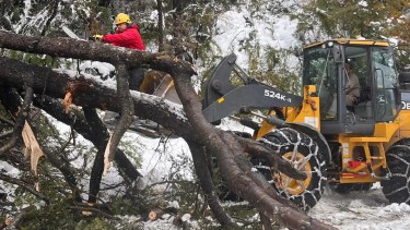 Con maquinaria pesada trabajan en el despeje de los caminos tras las fuertes nevadas. 