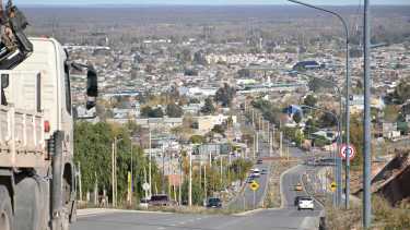 Avenida Los Paraisos y continuación de Huilén hacia el sur, luego de la rotonda sobre Novella en el barrio Melipal de Neuquén Foto: Florencia Salto.