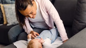 Empleadas domésticas: cuánto cobra una niñera a domicilio por cuatro horas en mayo 2024