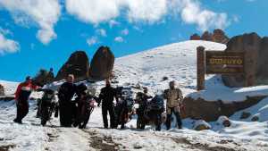 Viaje en moto por el norte neuquino bajo nieve: la aventura de cuatro amigos por los paisajes más lindos