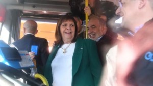 Video | Paro general de la CGT: Patricia Bullrich quiso viajar en colectivo pero no tenía saldo en su tarjeta SUBE
