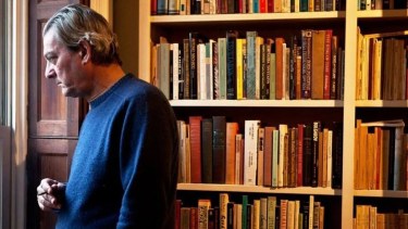 Paul Auster había nacido en 1947, en en Newark, Nueva Jersey. Se mudó a Nueva York para asistir a la Universidad de Columbia, donde estudió literatura francesa, italiana y británica.