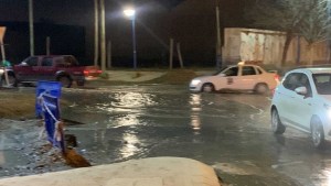 Tres pérdidas de agua en Roca complican a cientos de vecinos y en algunos barrios se cortó el suministro
