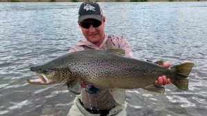 Neuquén: clases gratuitas de pesca con mosca para que piquen las mejores truchas, dónde se dan y cómo anotarse