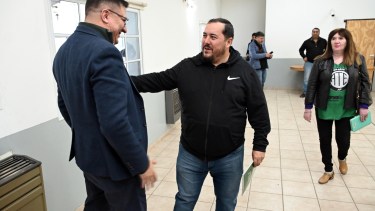 Saludo inicial entre el legislador Lucas Pica, coordinador por el Gobierno, y el secretario de ATE, Rodrigo Vicente. Foto: Marcelo Ochoa