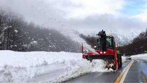 Trabajan en el despeje de nieve sobre rutas y pasos fronterizos en Neuquén