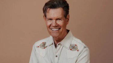 Randy Travis comenzó su carrera al comienzo de los años 80 y se volvió un clásico de la música country en Estados Unidos.