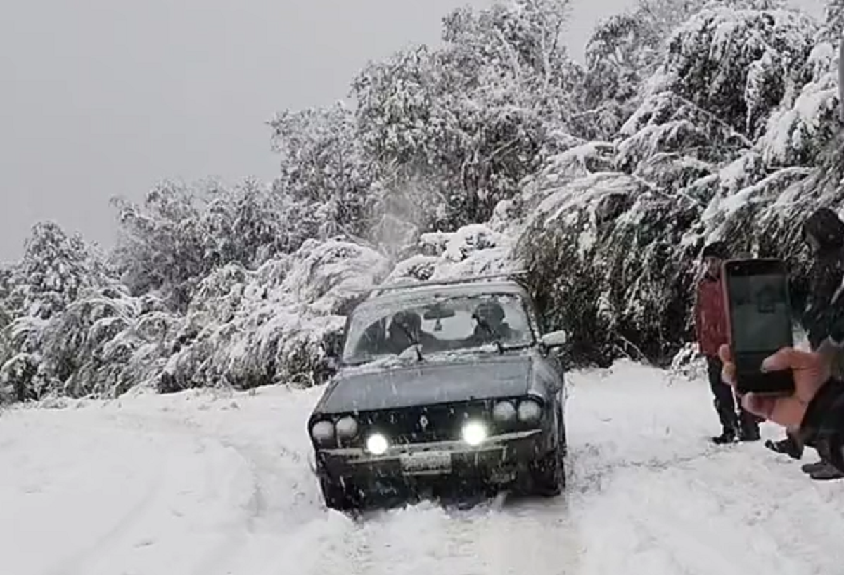 Un Renault 12 desafió la nieve en Bariloche