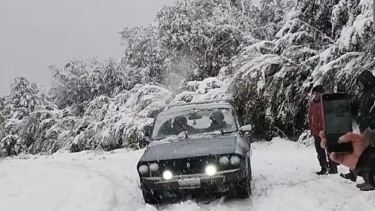 Un Renault 12 desafió la nieve en Bariloche